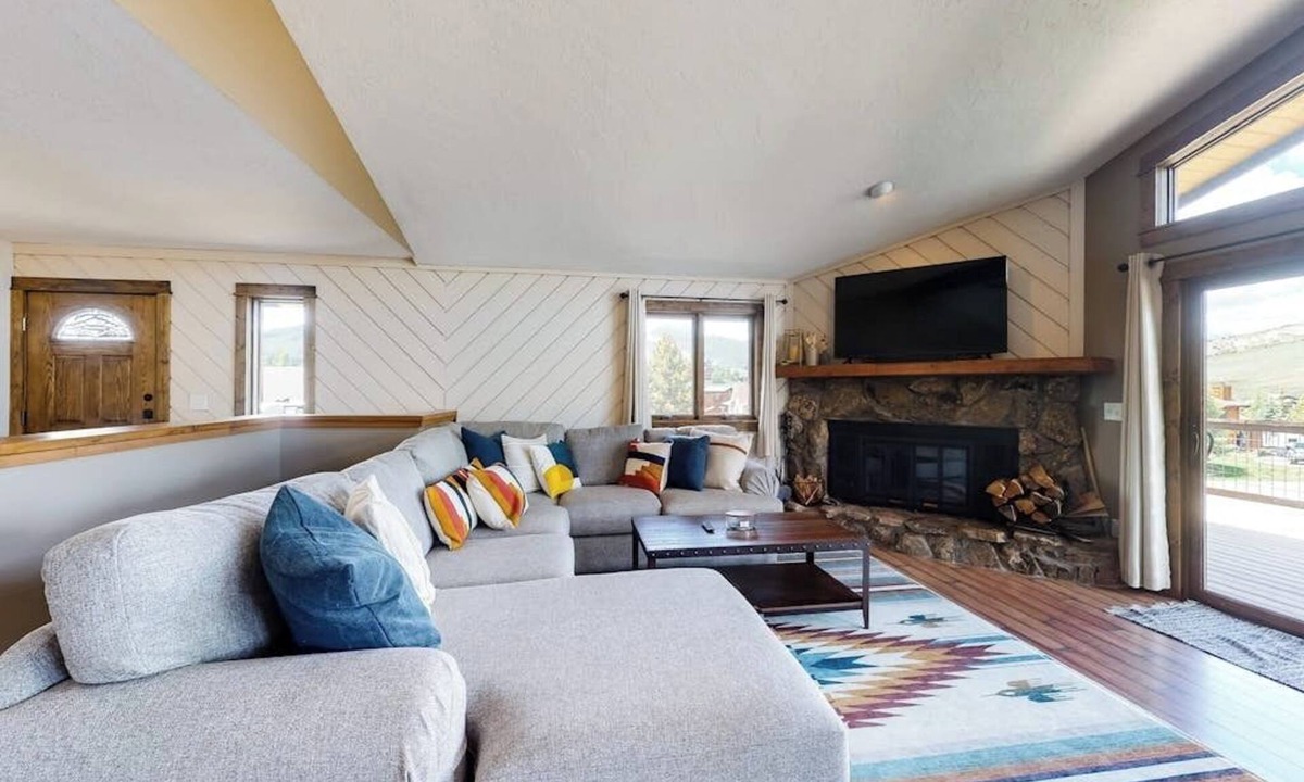 Summit Cove House | Mountain view home with deck, wood-burning fireplace, & WiFi - great location