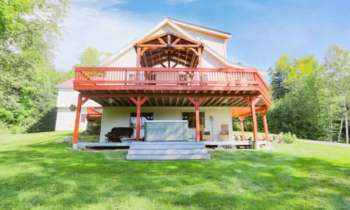Jefferson House | Mountain Views, Hot Tub near Hiking, Ski & Santa`s Village