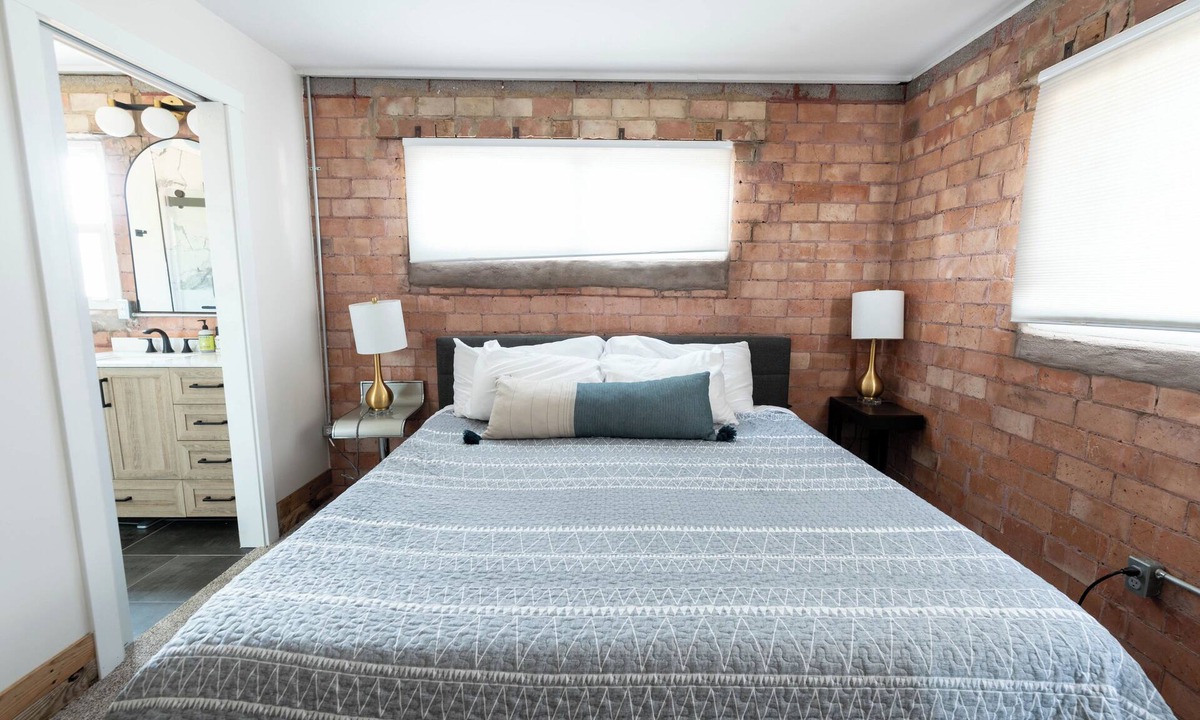 Bouvet Island House | Mountains, city, boutique shopping and a hot tub all in one!