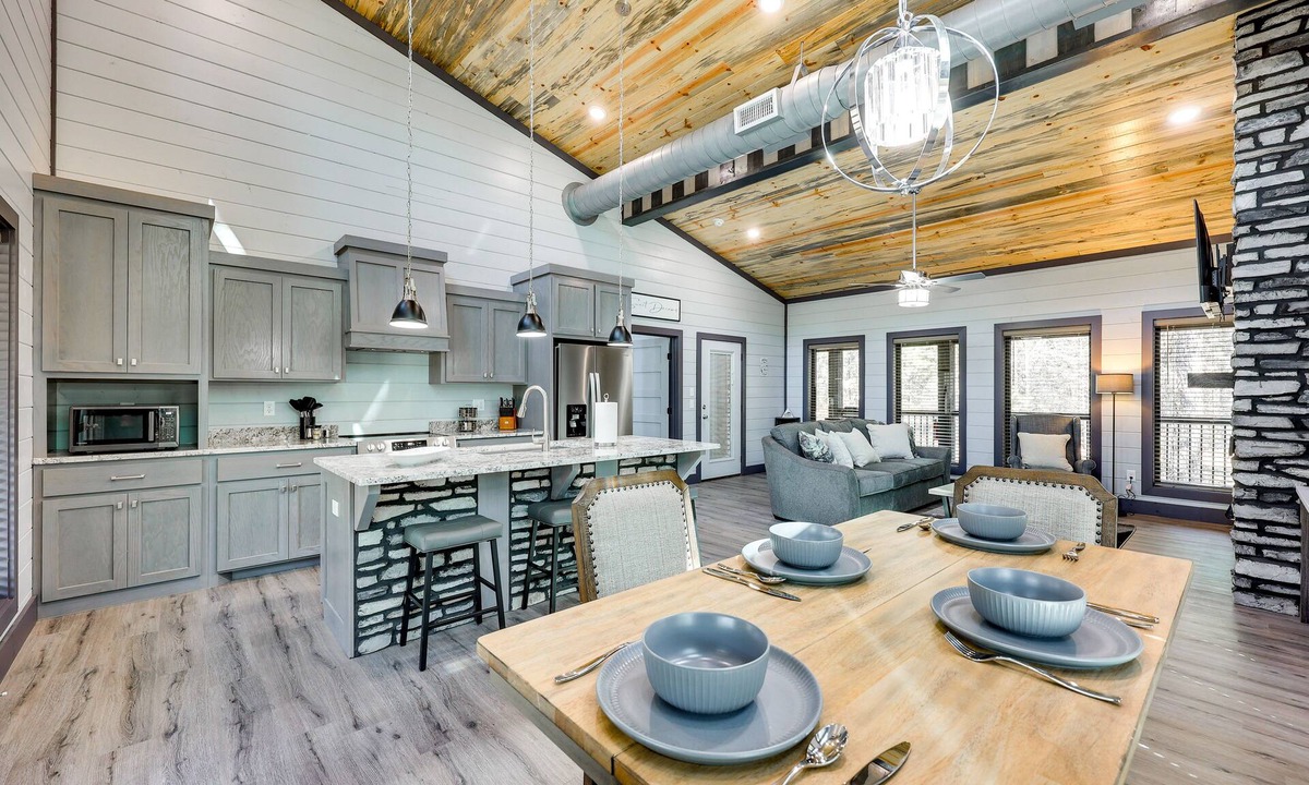Hochatown Cabin | Near New Casino: Broken Bow Cabin w/Hot Tub