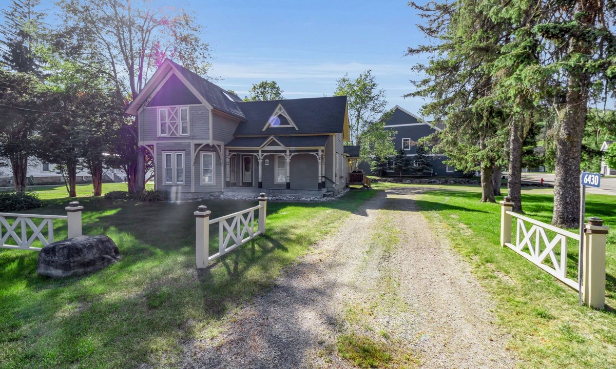 Ellicottville Ski Chalet | Near Village Ellicottville Chalet .2 Miles all sidewalks to the village.