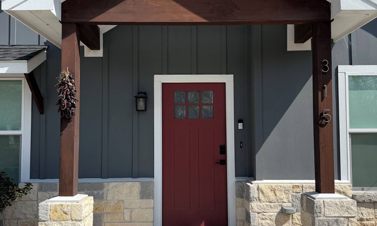 East Riverside House | New Construction 2-bed modern farm home minutes from Baylor and Downtown Waco