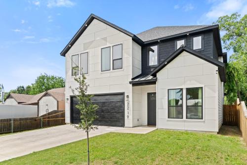 Dallas House | New Luxury 5BR 8BD Home Near Airport, Sleeps 10 plus