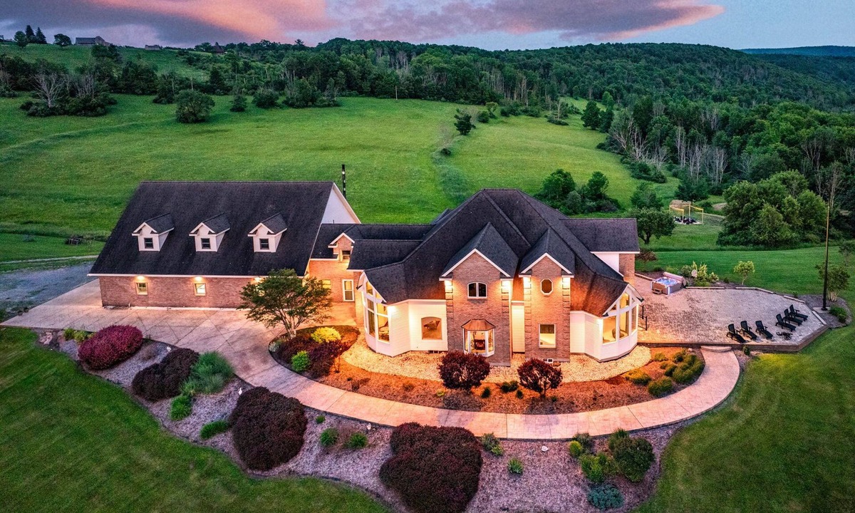 Wellsboro House | New Mansion Sleeps 26 w/Theatre, VIEW, Pickleball