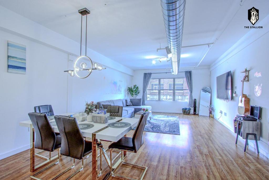 Downtown Memphis Apartment | NEW Modern Spacious Loft in Downtown with free parking
