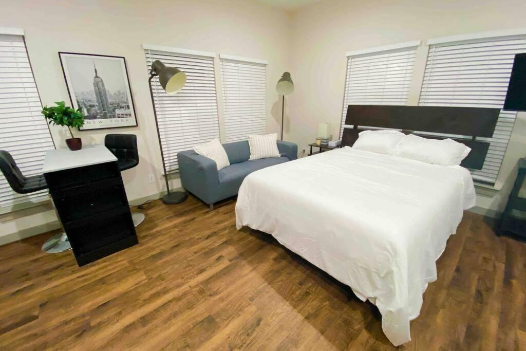 Lower Greenville Apartment | NEW Modern Studio Lower Greenville with Free Coffee