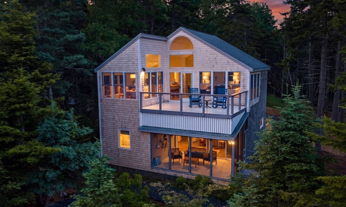 Ocean Point House | New! Peer over the Tree tops for a stunning view of the ocean!