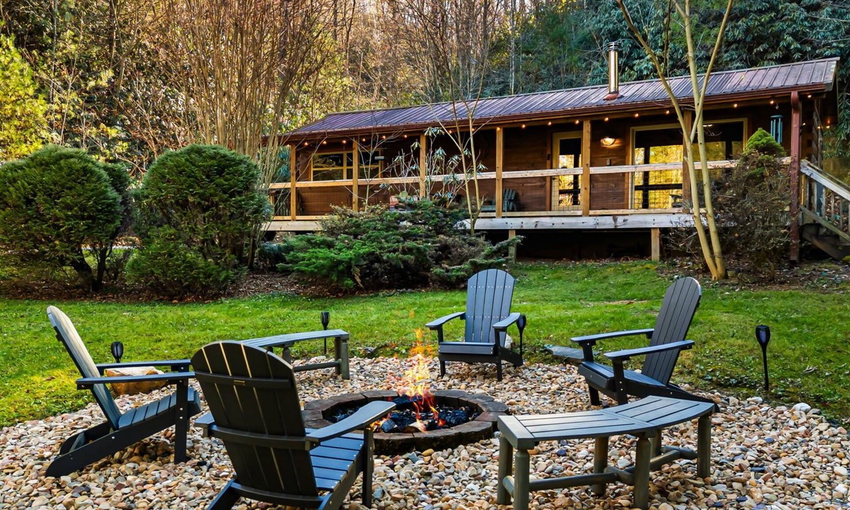 Hendersonville Cabin | New! Pet Friendly Couple's Retreat w/Hot Tub