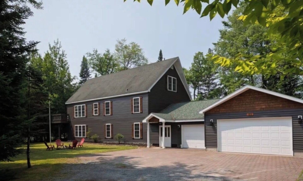 Thendara House | New property close to Town! Green Bridge Lodge- 5-bedrooms 3 bathrooms Hot Tub