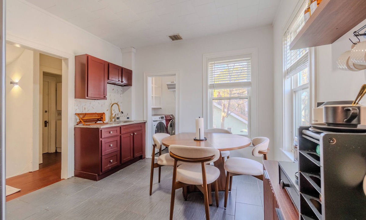 Everett Apartment | NEW-Spacious 3BR-Office-Game Room-Laundry In Unit