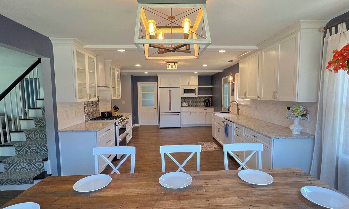 Lawrence Park House | NEW Spacious Oasis near quiet beach! Private backyard, games, gorgeous kitchen