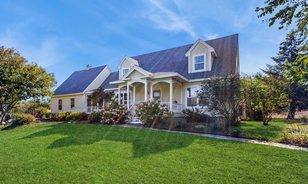 Rockport House | Newly Renovated Charming House with Cozy Fireplace & Outdoor Entertainment Areas
