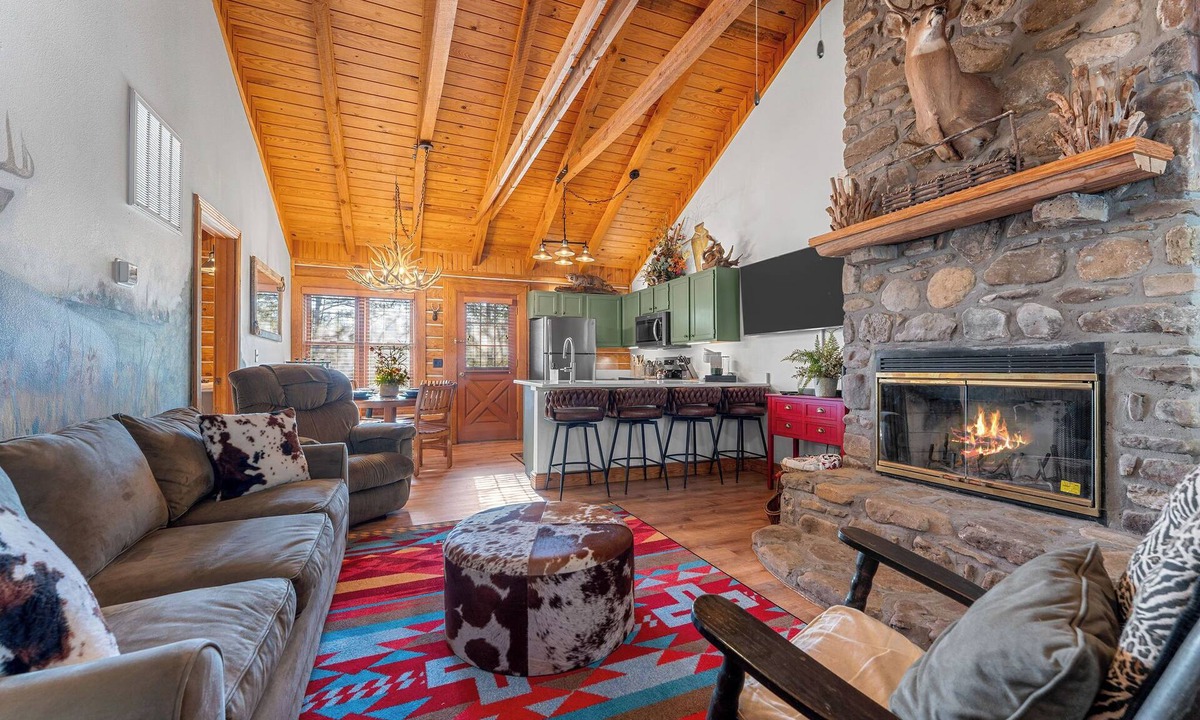 Branson Cabin | Newly Renovated, Cozy Log cabin! Enjoy Hiking, waterfalls and all resort amenities ! Close to Branson strip & SDC