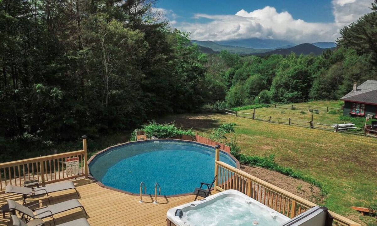 North Conway House | North Conway Getaway | Hot Tub, Pool & Sleeps 25!