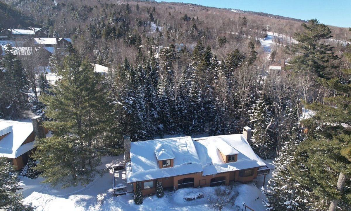 Carroll House | O42 Renovated with high class upgrades! Ski access, boot warmer, ski rack, yard, AC, dog friendly!