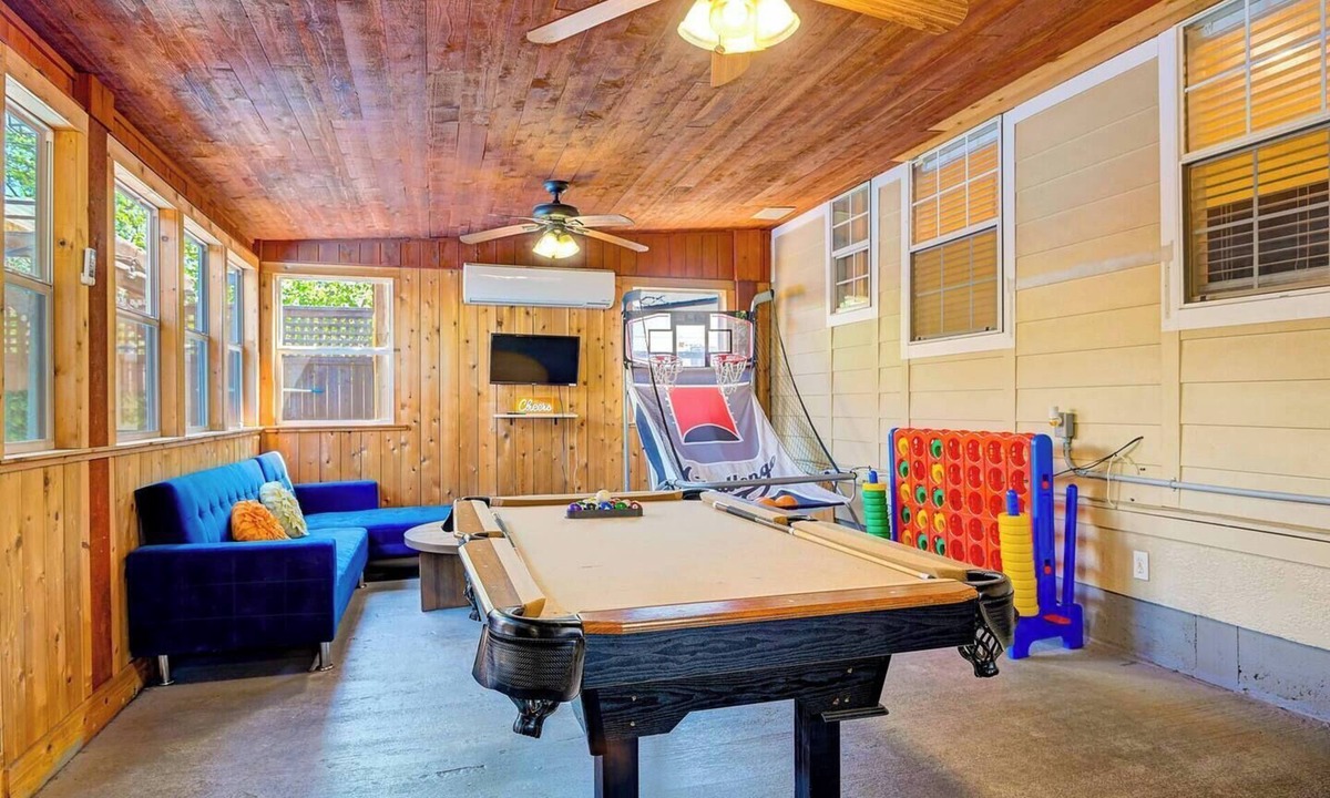 Oak Cliff House | Oak Cliff Oasis I Swim Spa, Sauna, & Gameroom! 10 Min to Bishop Arts District