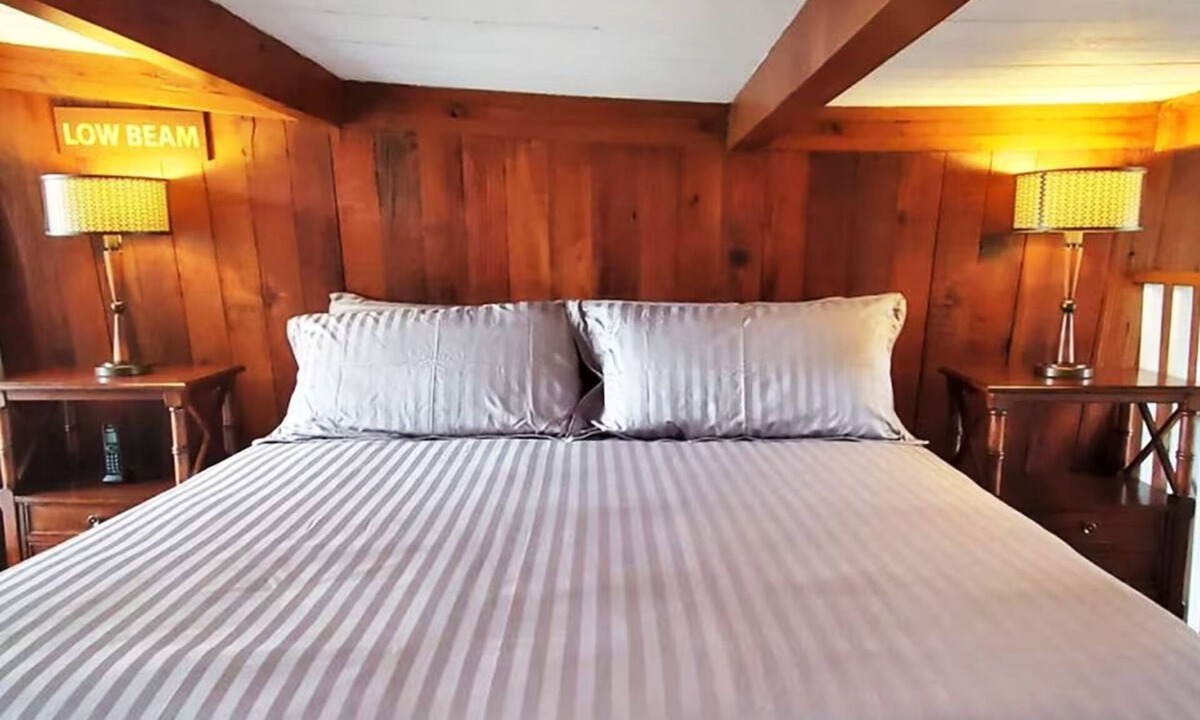 Kaunakakai House | Ocean View Suite: with Seating Area and Balcony! Pet-friendly, Outdoor Pool!