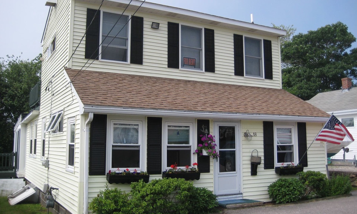 Narragansett Cottage | Ocean Views, Block to Beach!