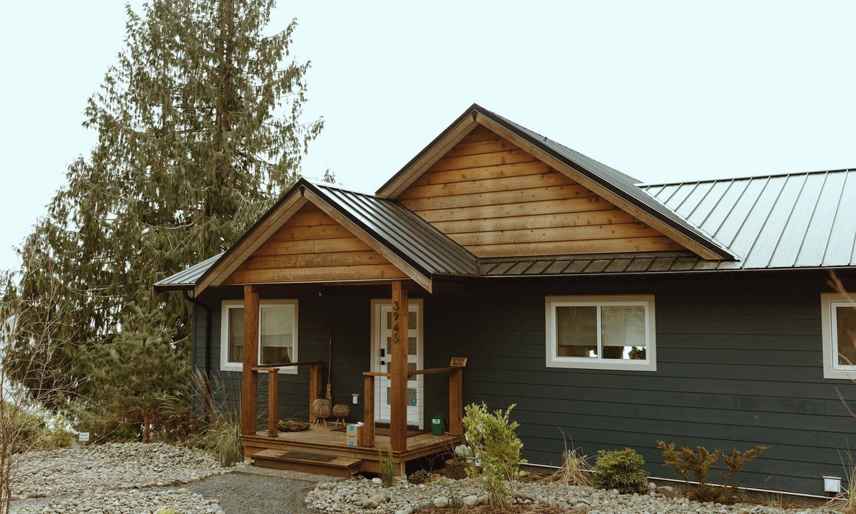 Powell River House | Oceanfront luxury suite with hot tub, sauna, pet friendly - Sitka Suite