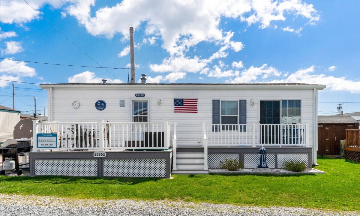 Snug Harbor House | Oceanfront East Matunuck Cottage