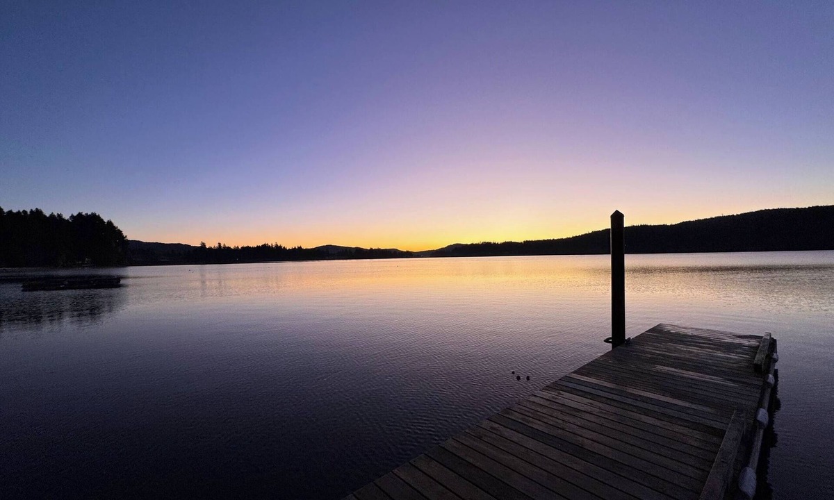 Sooke Hotel | Oceanfront Studio :Ocean access, boardwalk, dock, BBQ, Kayaks & crab traps!