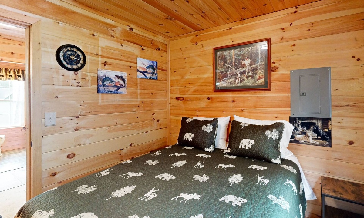 Bingham House | Off-Grid Cabin, 25 Acres, Firepit, Trails, Dogs Ok