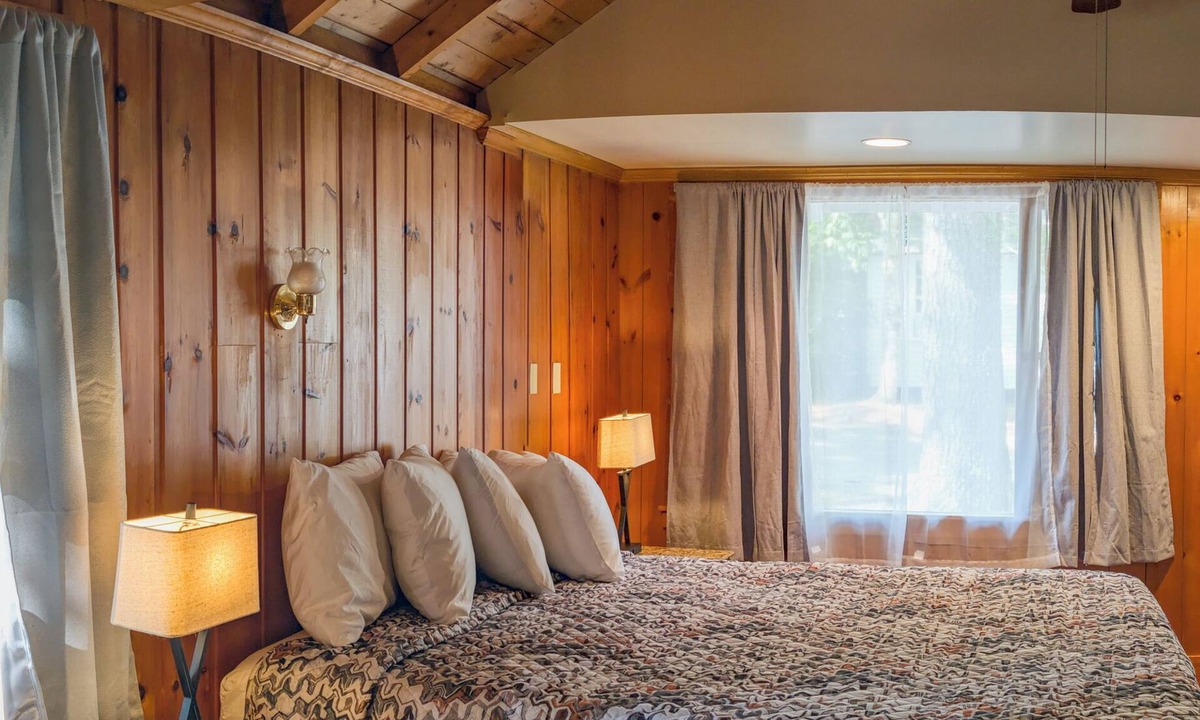 Salsbury Cove Cabin | One Bedroom Cabin Cosy and Comfortable Cabin 10C