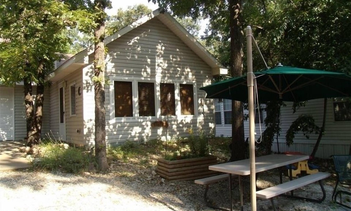 Eucha Cabin | ONLY A ONE MINUTE WALK TO THE DOCK ON THE SHORES OF GRAND LAKE