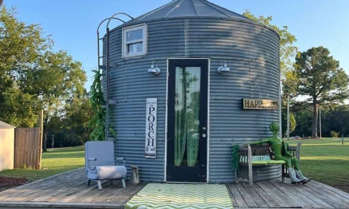 Bushyhead Cabin | Out Of This World FUN in the ALIEN CABIN! Book Your 4th Of July Getaway Now!