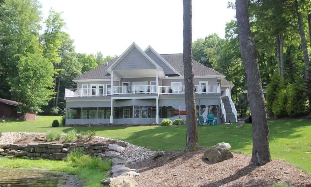 Treasure Lake House | Over 4800+ sqft. Lakefront Retreat-Sleeps 13 Lake is FULL AGAIN! Come and enjoy the beautiful LAKE!