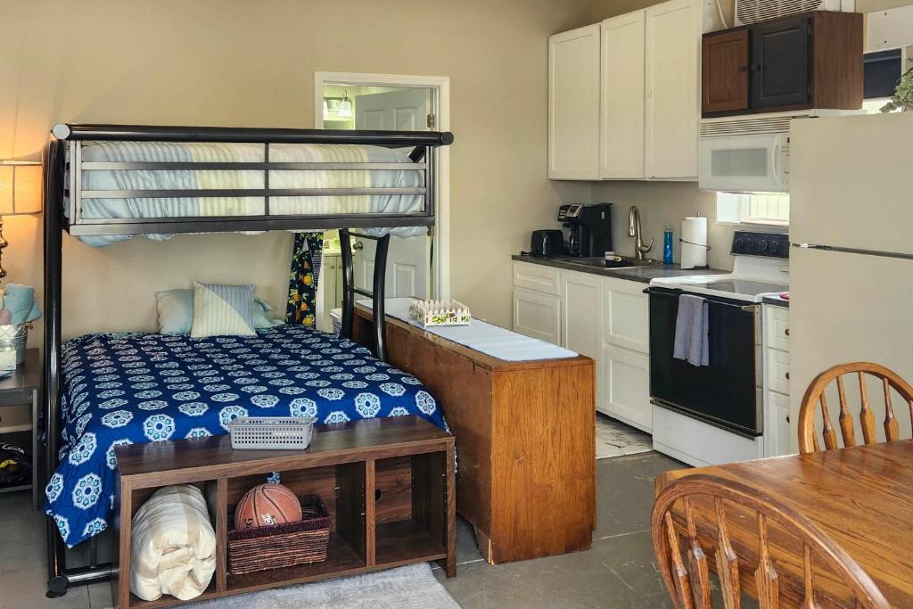 Richland Apartment | Ozark Mountain Launchpad! Cabin w/Fishing On-Site