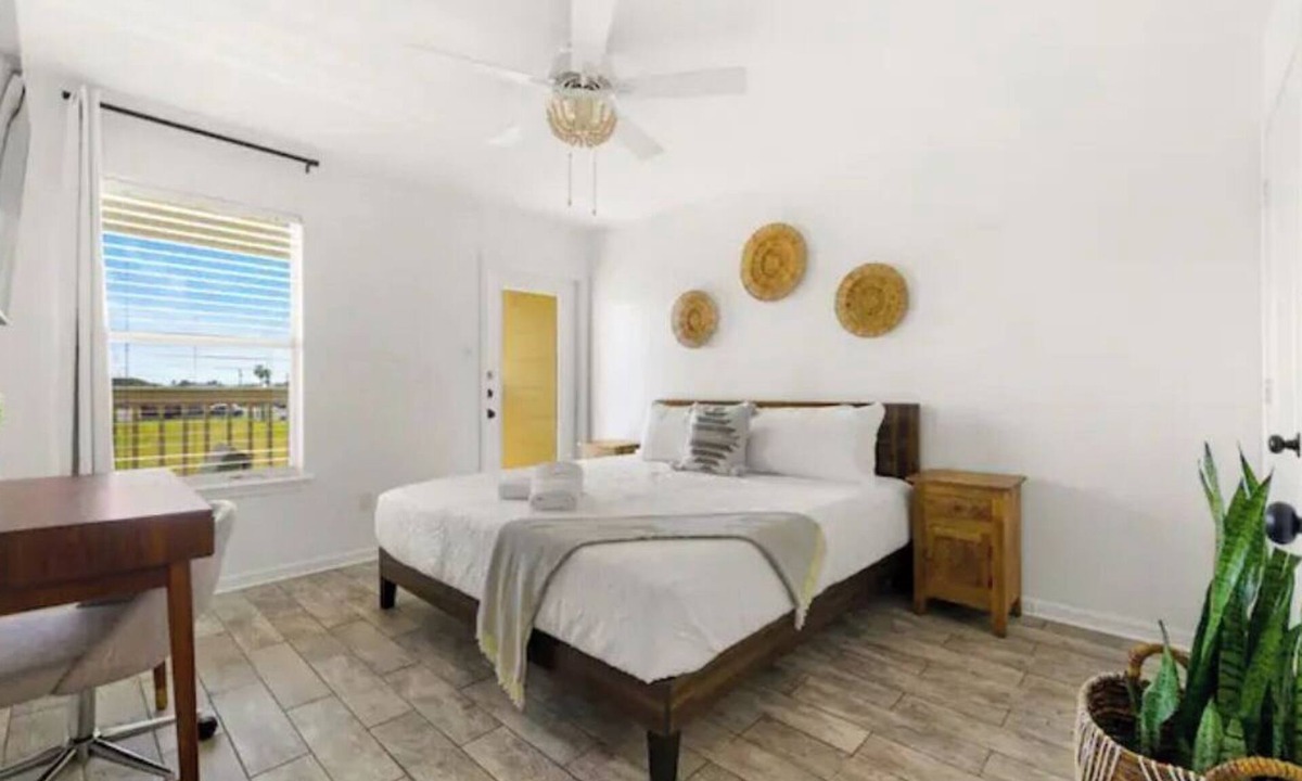 Corpus Christi Condo | Padre Island Escape Pets OK 5 min to the beach! 2.4 m to whitecap beach!