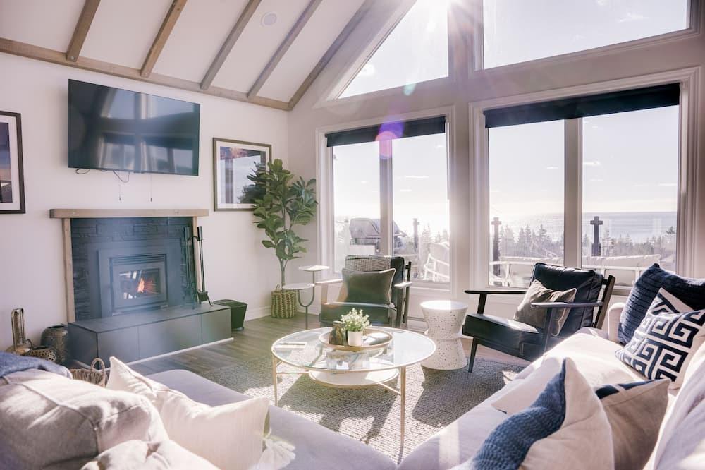 Hunts Point House | Panoramic Seaside Escape