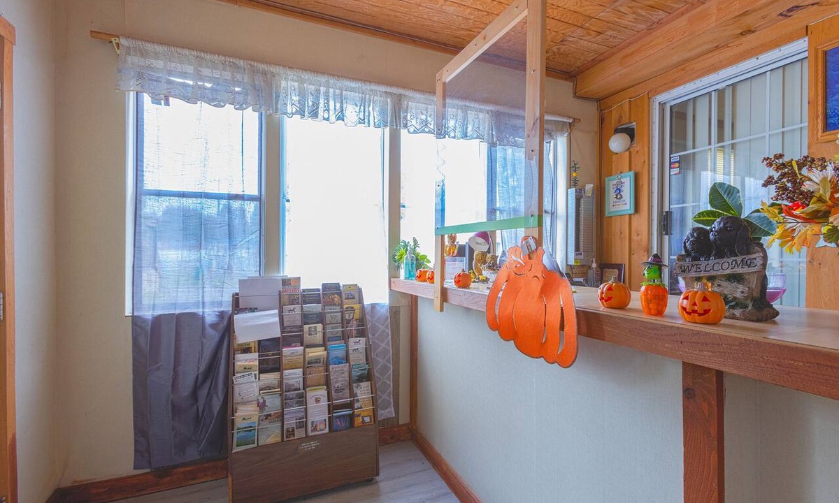 Conneaut Lakeshore Hotel | Parkside Motel By OYO Meadville Conneaut Lake