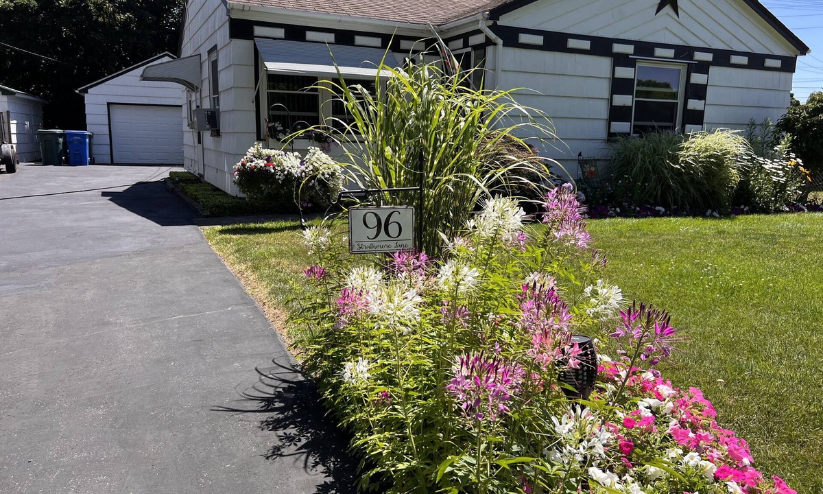 Rochester House | Parkside ranch on deadend street in North winton Village