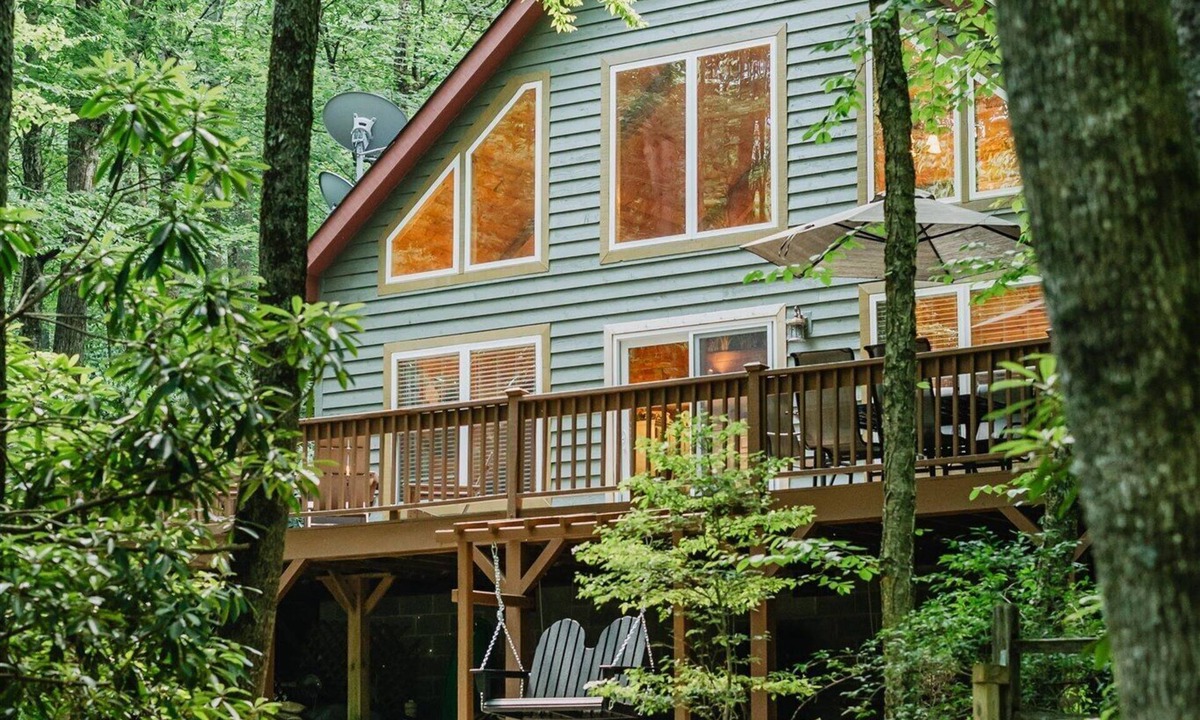 Blowing Rock Cabin | Peaceful Cabin, Hot Tub, Fire Pits, Prime Location!