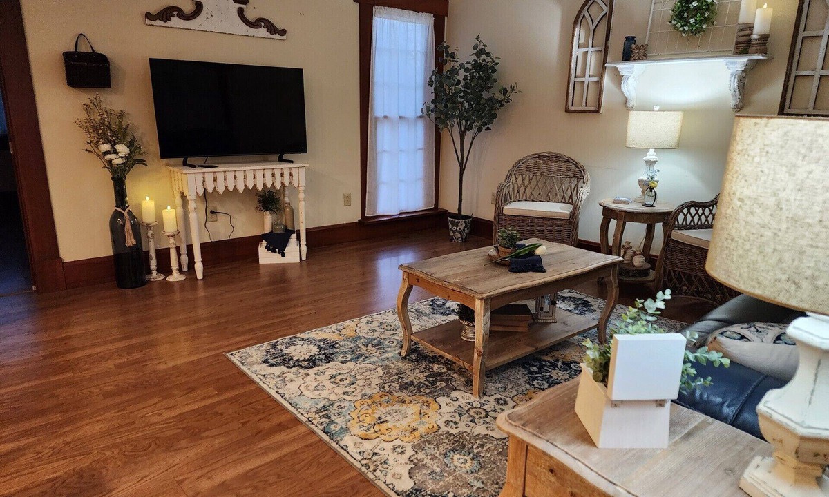 Mount Vernon Apartment | Peaceful Country Garden Suite in the rolling hills of Gambier