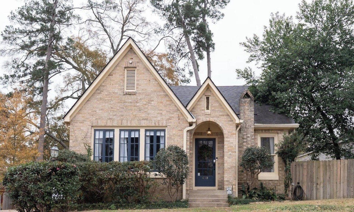 Caddo Heights-South Highlands House | Pelican Porch/Relaxing Stay in Perfect Location