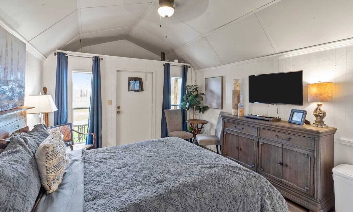 Oil City Apartment | Pelican's Nest with kayaks, Caddo Lake Cabins