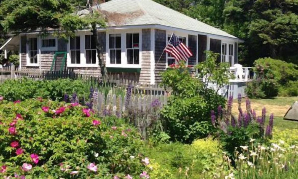 Pemaquid Point House | Pemaquid Point Cottage-Cliff Road-Fireplace-2 minute walk to Lighthouse-Pets ok