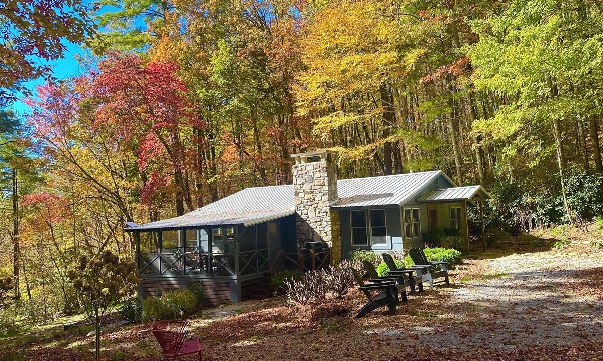 Cashiers Cabin | 🐻 Perched atop Sky Ranch Lane 🐻 Morning coffee with mountain views 🐻 Walk to Bucks Coffee & downtown Cashiers 🐻 Modern comforts, mountain pace 🐻 Nap on the screen-in porch swing 🐻 Cozy nights by the fire-pit 🐻 Trails and wate
