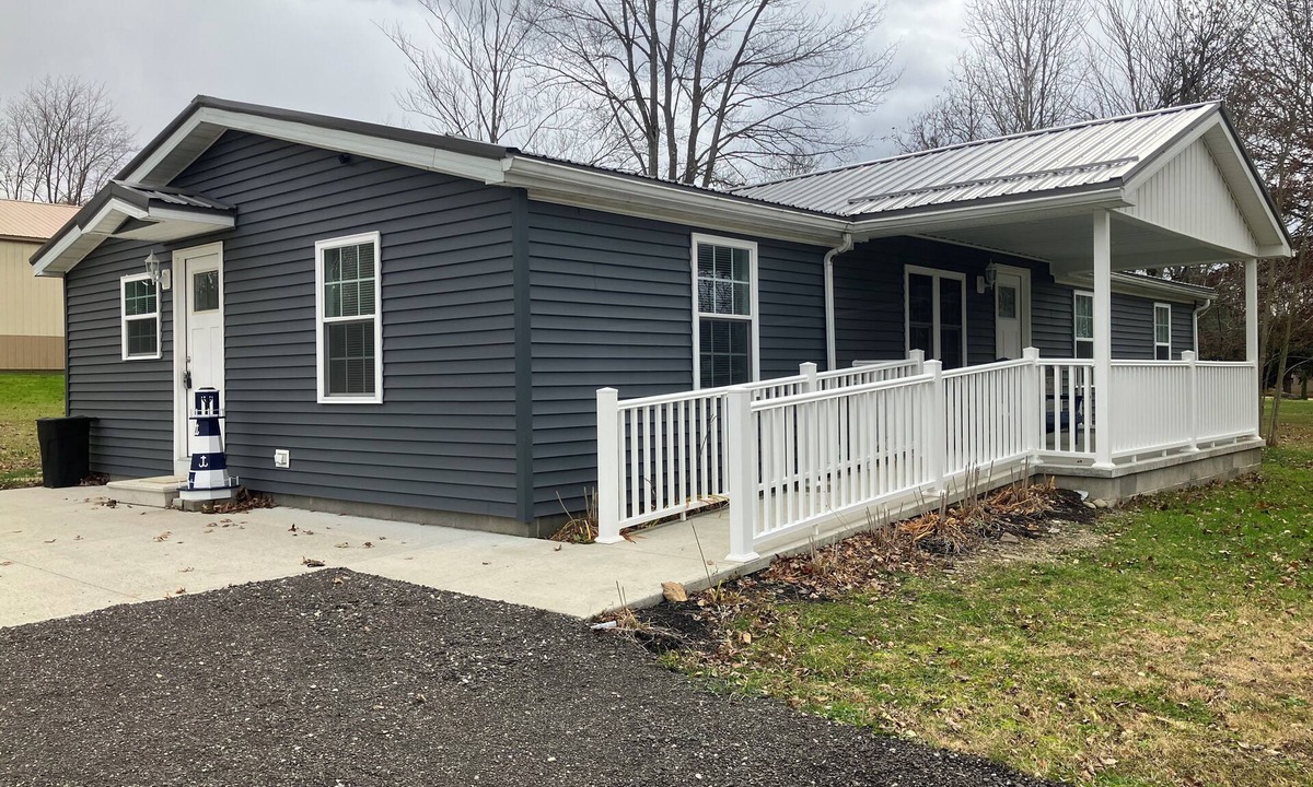 Conneaut Township House | Perfect 3-bedroom mobile home with AC in charming Albion. Mobility-accessible.