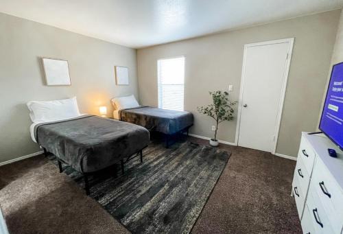 Oakville Apartment | Perfect for Group with 2BR and 2BA with Pool