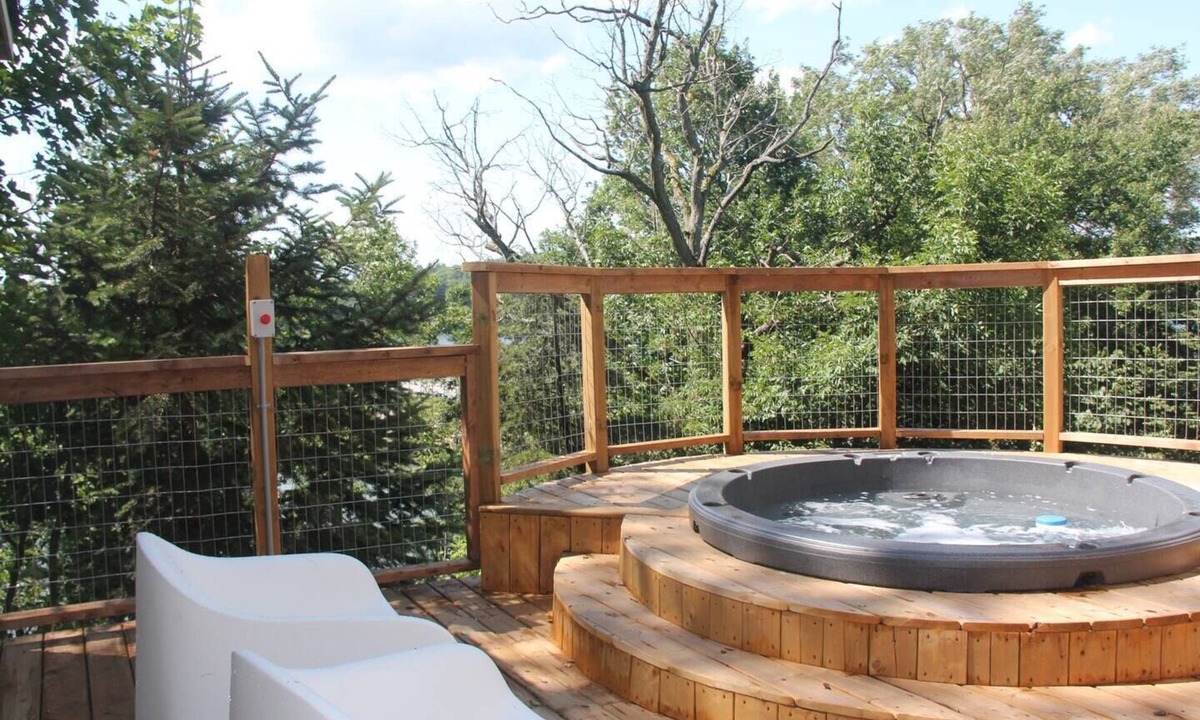 Lansdowne Cabin | Perfect Getaway with Hottub Bella Vista