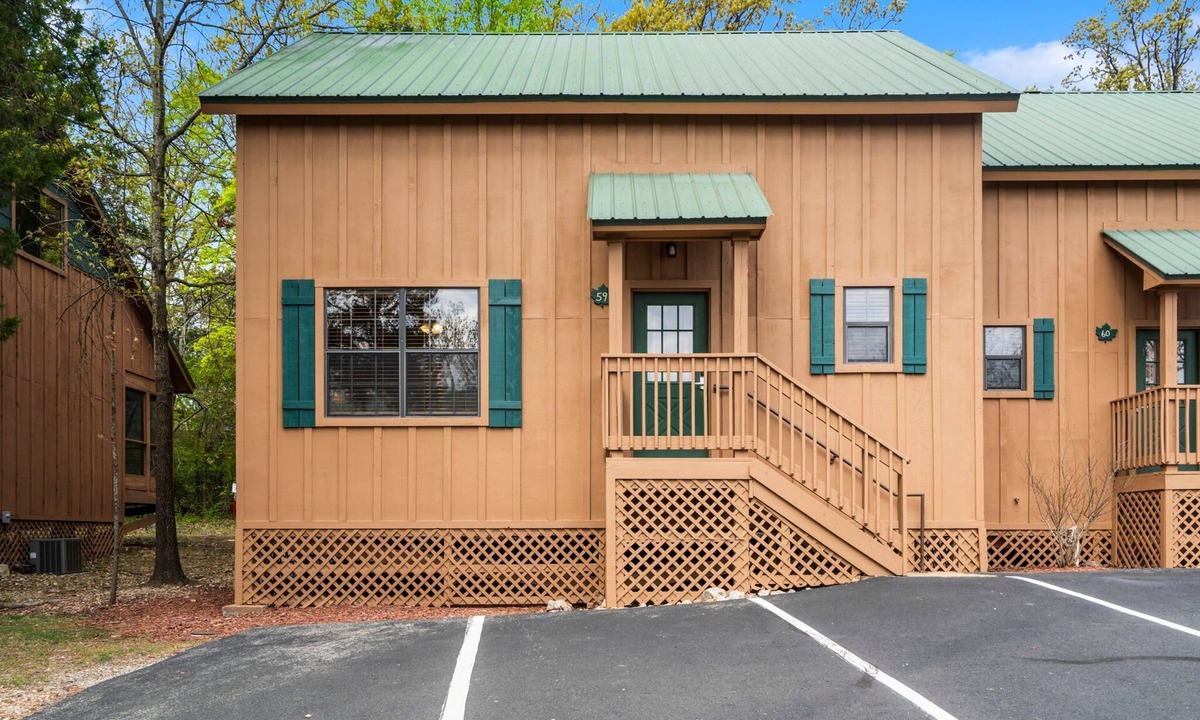 Branson Cabin | Pet-Friendly 2BR Cabin with Jetted Tub, Pools & Screened Deck Near Branson