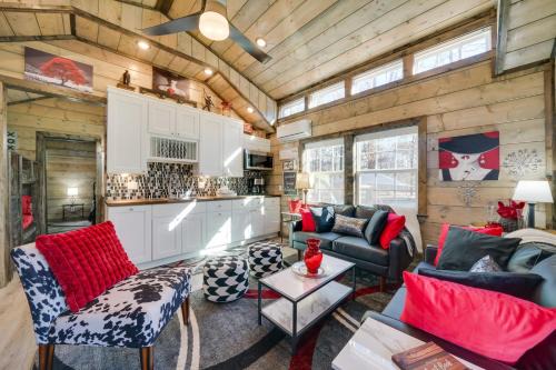 Broken Bow House | Pet-Friendly Broken Bow Cabin: Hot Tub & Fireplace