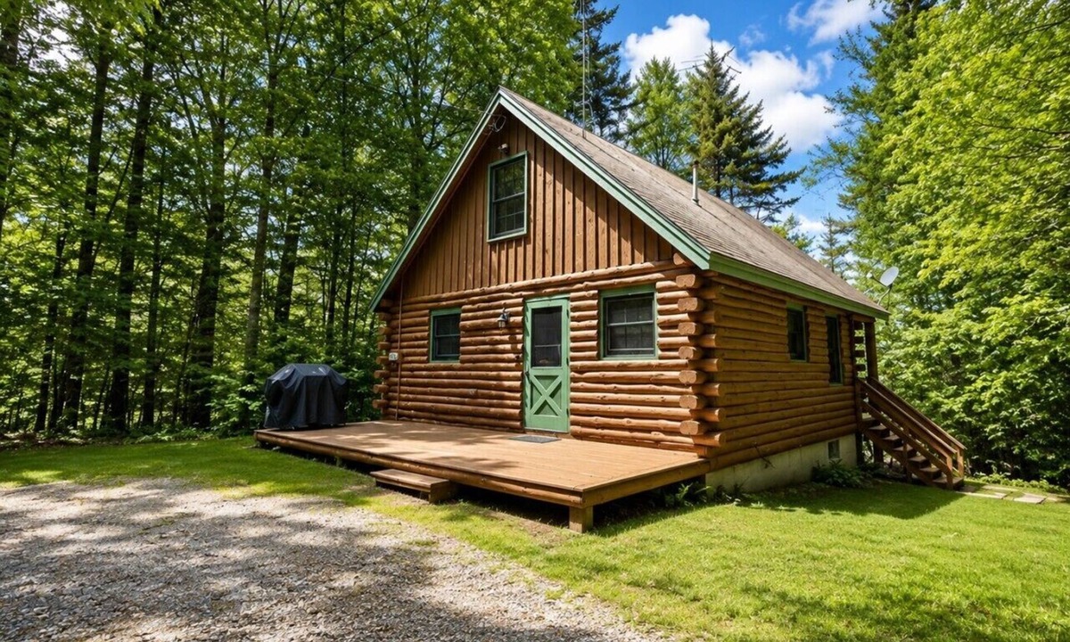 Greenville Cabin | Pet Friendly Cabin with Direct access to Wilson Pond