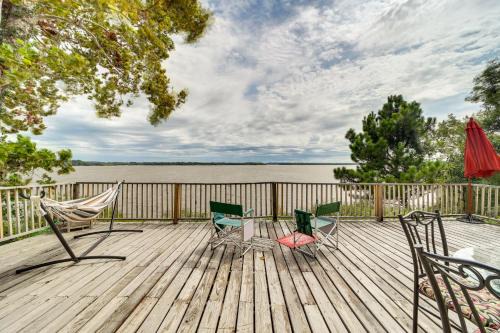 Checotah House | Pet-Friendly Checotah Home w/Deck & Lake Views!
