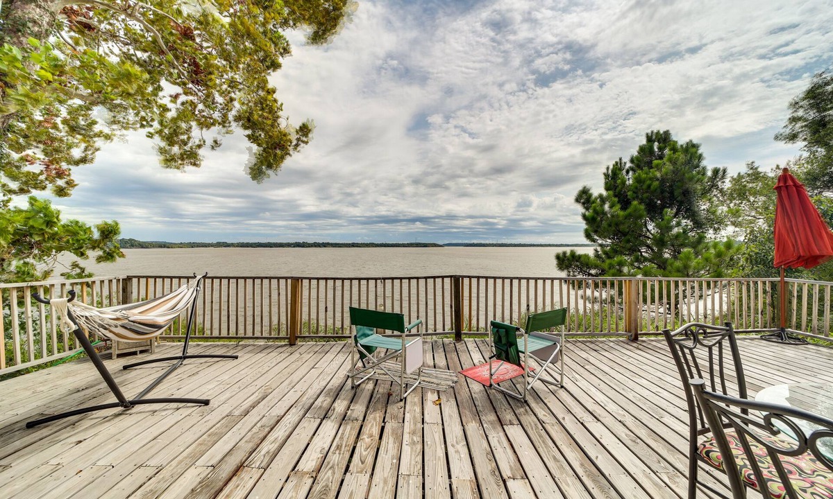 Checotah House | Pet-Friendly Checotah Home w/Deck & Lake Views!