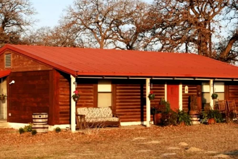 Paige Cabin | Pet-Friendly Getaway with Shared Swimmin Poolnear Austin Texas